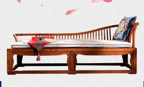 貴妃榻，榻上有一朵綻放的花