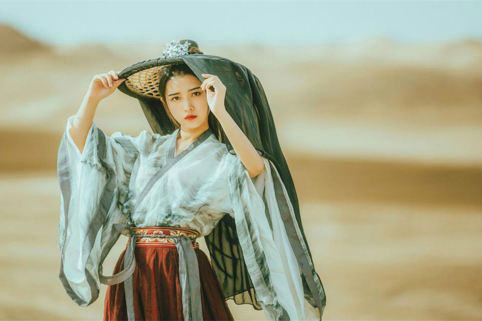 大漠孤煙古風(fēng)女子真人頭像，唯美女生qq頭像