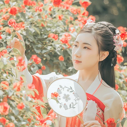 花開(kāi)帶團(tuán)扇女生頭像，唯美古風(fēng)真人頭像