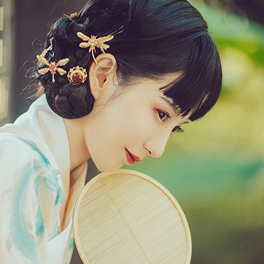 俏皮可愛帶團扇女生頭像，唯美古風真人頭像