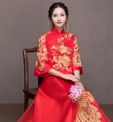 靈動(dòng)金色孔雀中式禮服，唯美新娘禮服