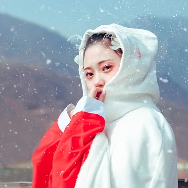 雪花飄落白披風(fēng)女生頭像，唯美古風(fēng)真人頭像