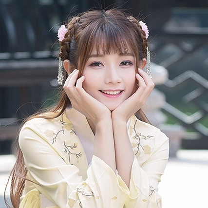 淡黃色漢服帶傘女生頭像，唯美古風真人頭像