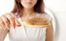 產(chǎn)后脫發(fā)嚴(yán)重怎么辦 產(chǎn)后脫發(fā)原因